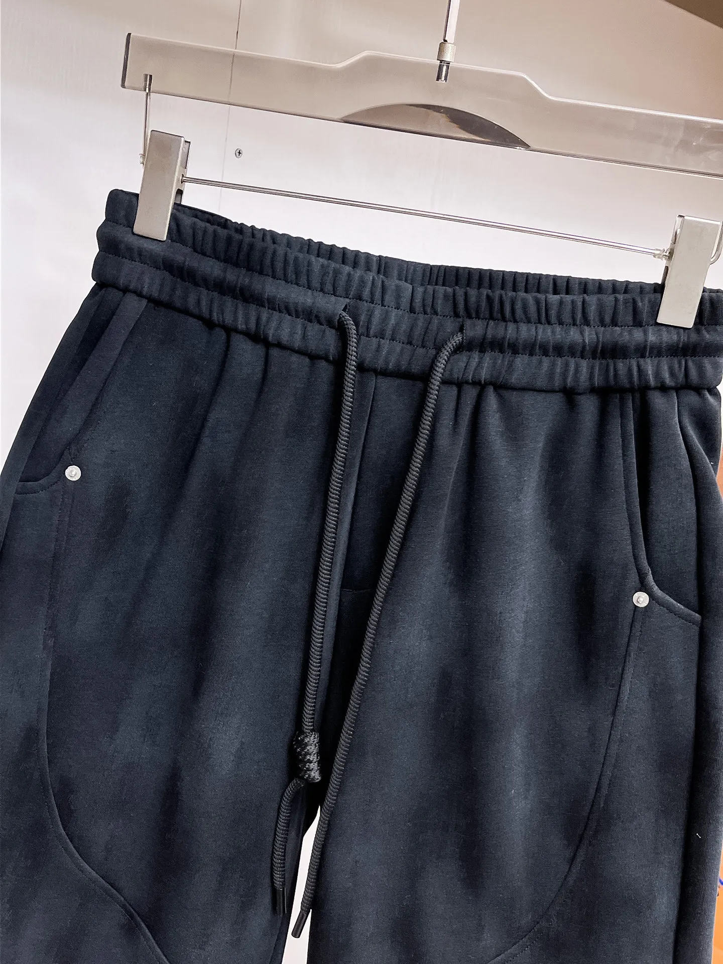 Balenciaga's three-standard complete 2026 summer New Arrival men's casual shorts, advanced custom-made Breathable fabric, Breathable fabric, extremely stretchy and comfortable, impeccable details, top-grade accessories, original logo design concept, delicate and soft feel! The upper body fit is awesome! Size: M-XXXL Please state your height and weight when ordering